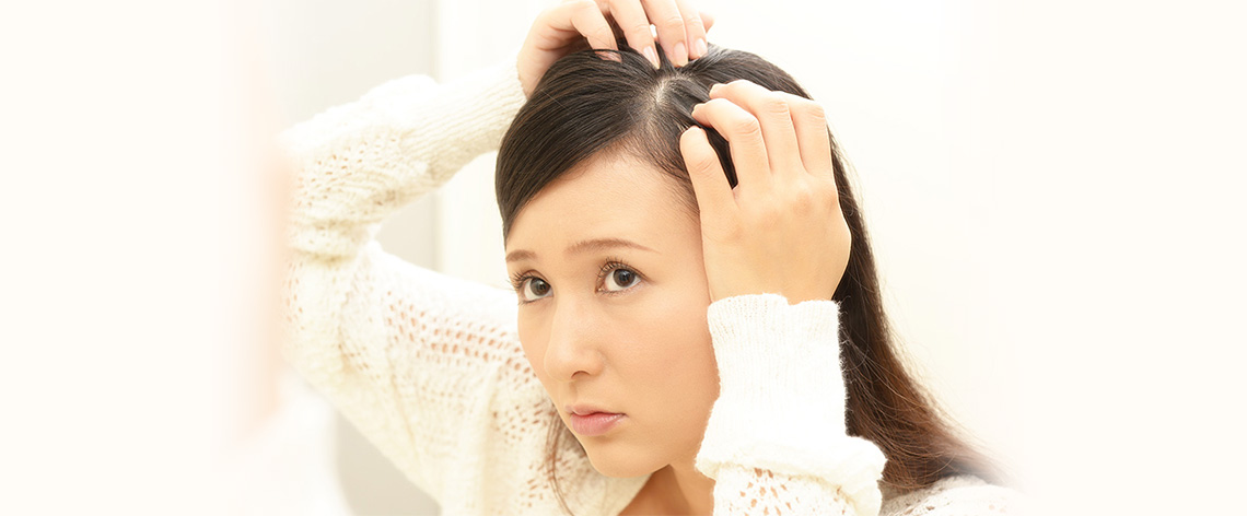 薄毛に悩む女性